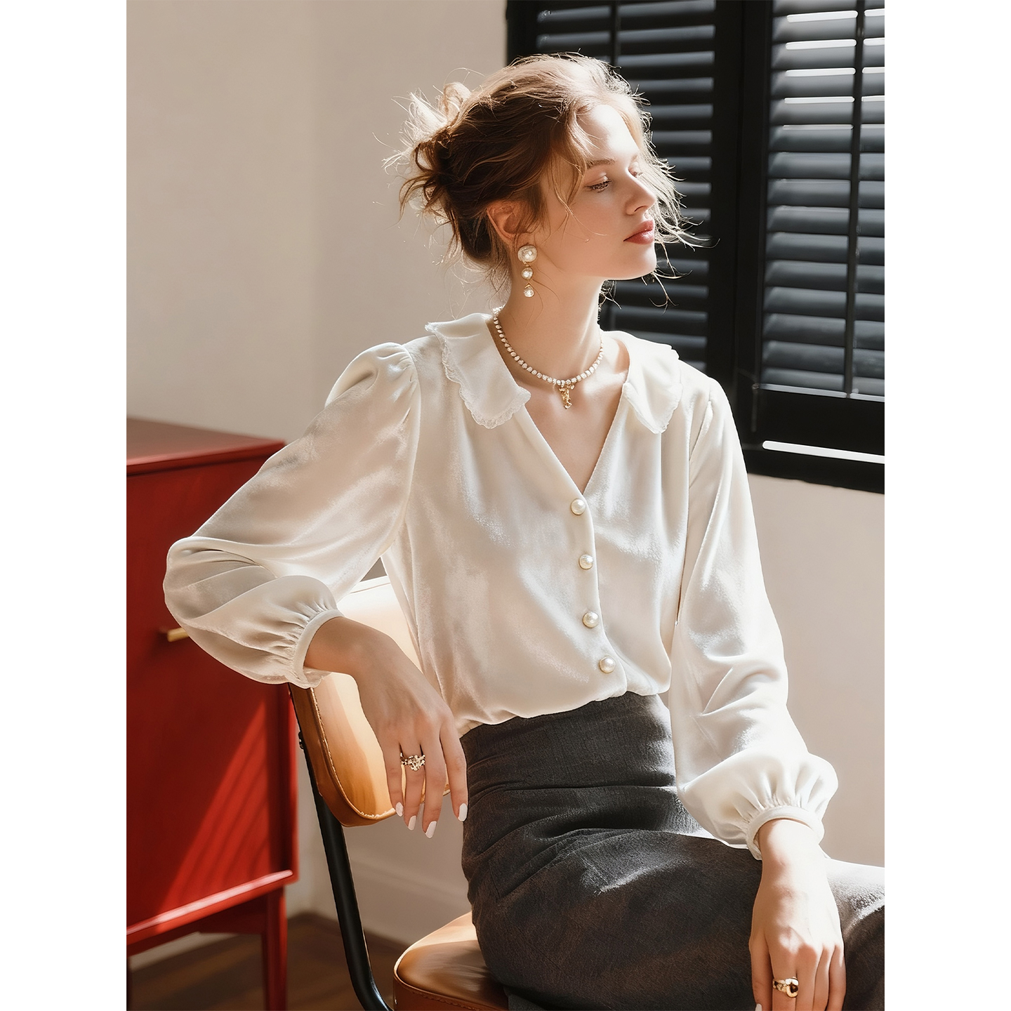 白色丝绒V领衬衫女2025年秋冬新款高级感显瘦百搭长袖衬衣上衣