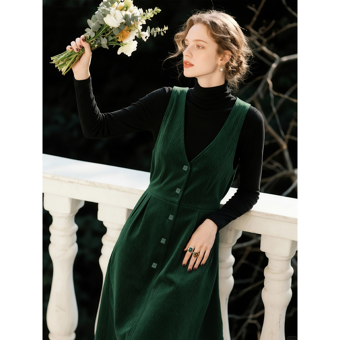 法式墨绿色V领灯芯绒吊带连衣裙女2025年秋季新款复古全棉背带裙