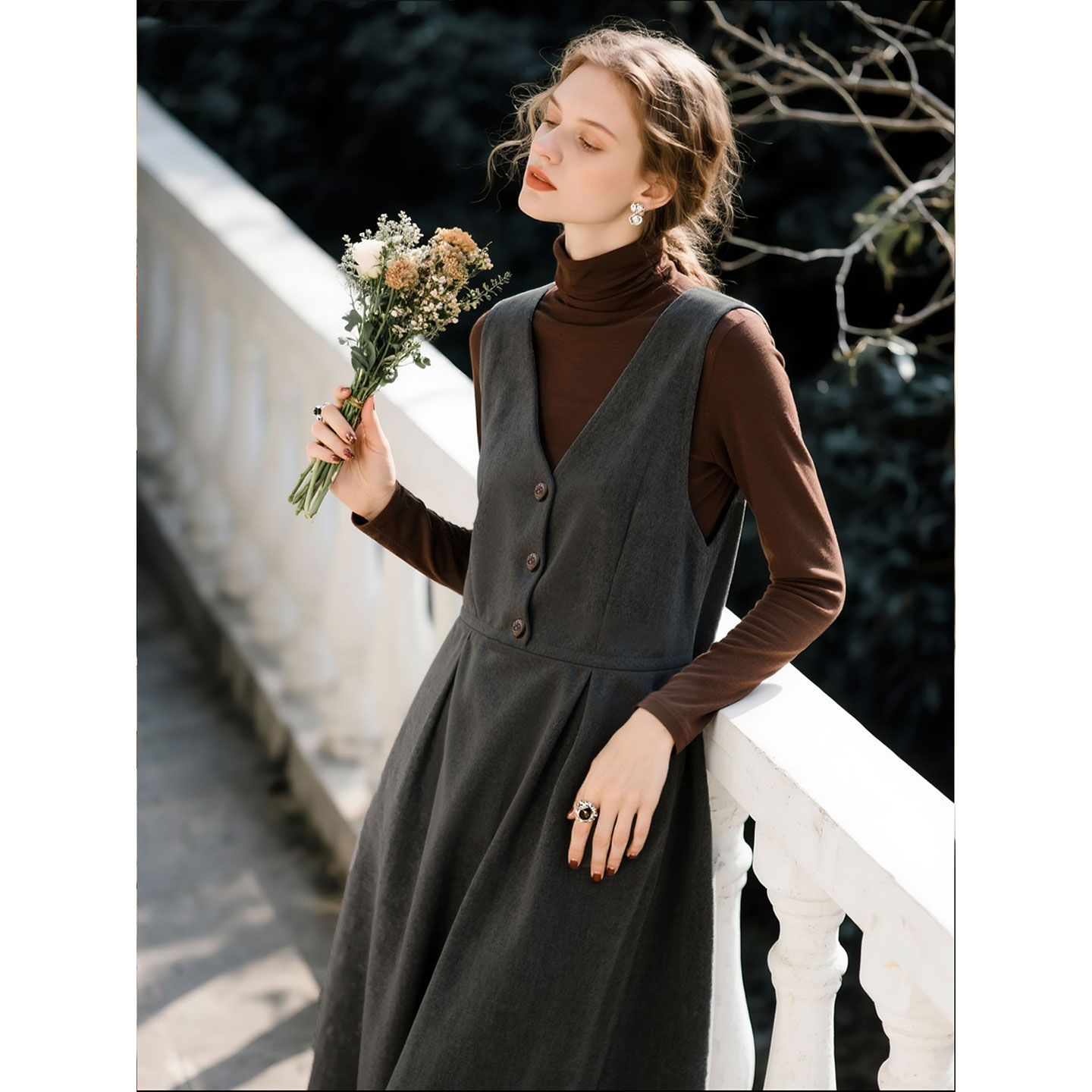 灰色V领背带连衣裙女2025年秋季