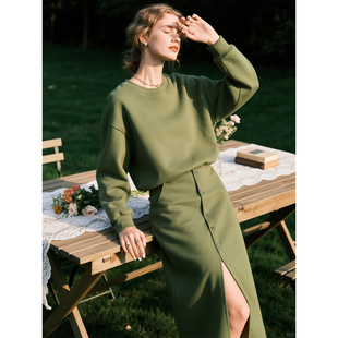 橄榄绿卫衣半身裙套装女2026年春季新款慵懒风减龄开叉裙两件套