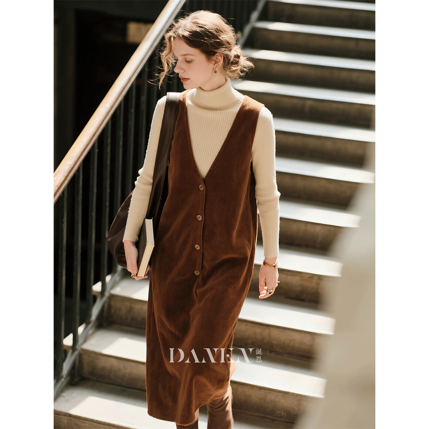 焦糖色V领灯芯绒背心连衣裙女