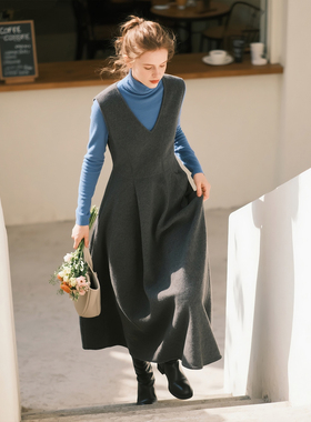 深灰色毛呢V领无袖连衣裙女2026秋冬新款收腰羊毛叠穿A字长裙子