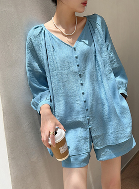 蓝色冰丝防晒套装女2026年夏季新款长袖开叉v领衬衫短裤两件套