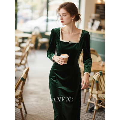 墨绿色方领丝绒连衣裙女2025年