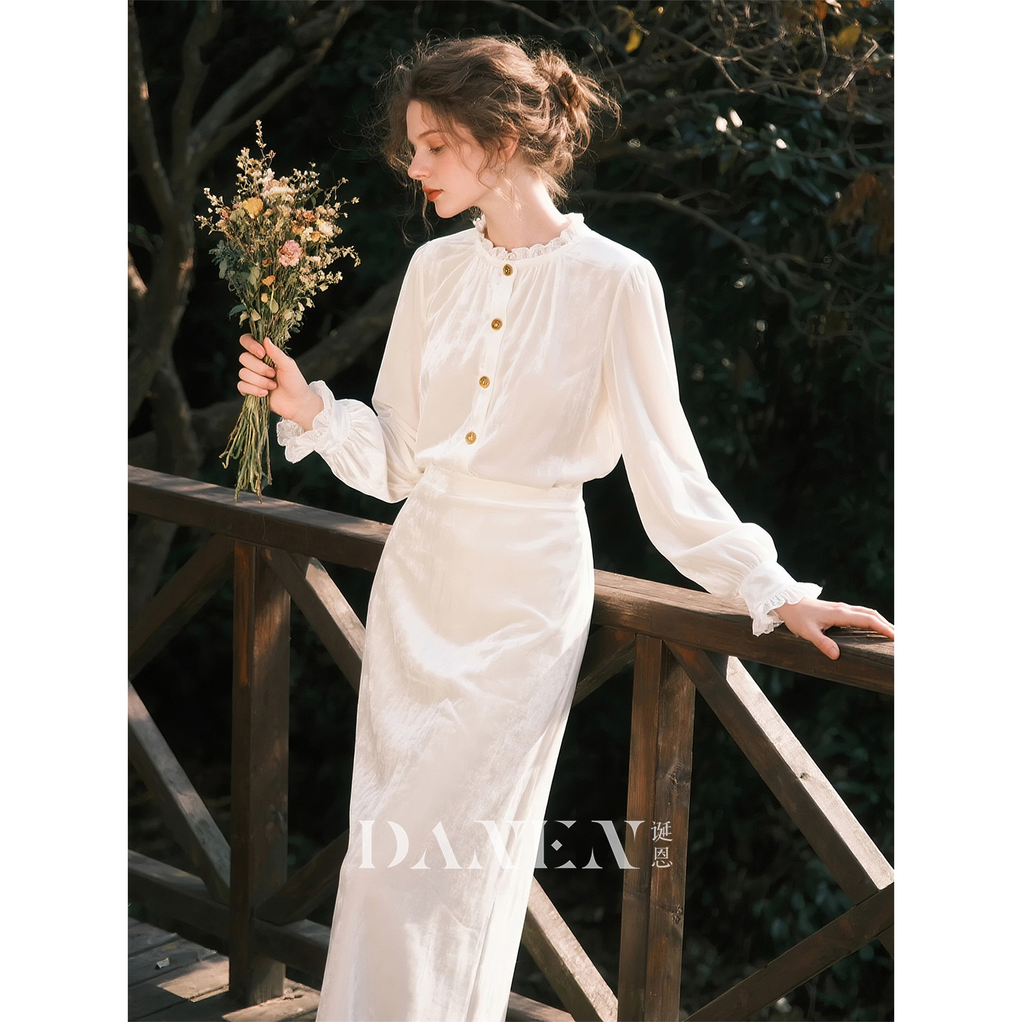 白色丝绒木耳边衬衫半身裙套装女