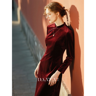 酒红色新中式丝绒连衣裙女2025秋冬订婚敬酒服国风收腰旗袍裙子