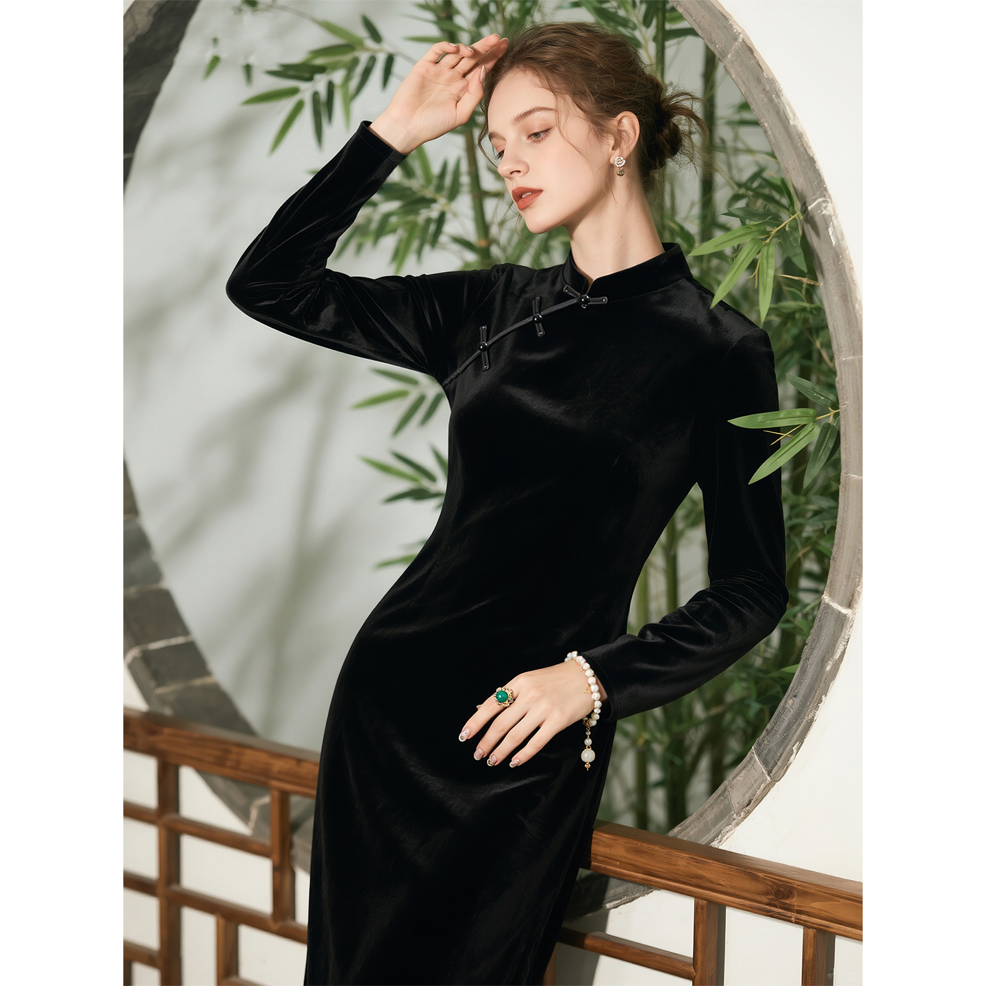 新中式立领盘扣丝绒连衣裙女2025