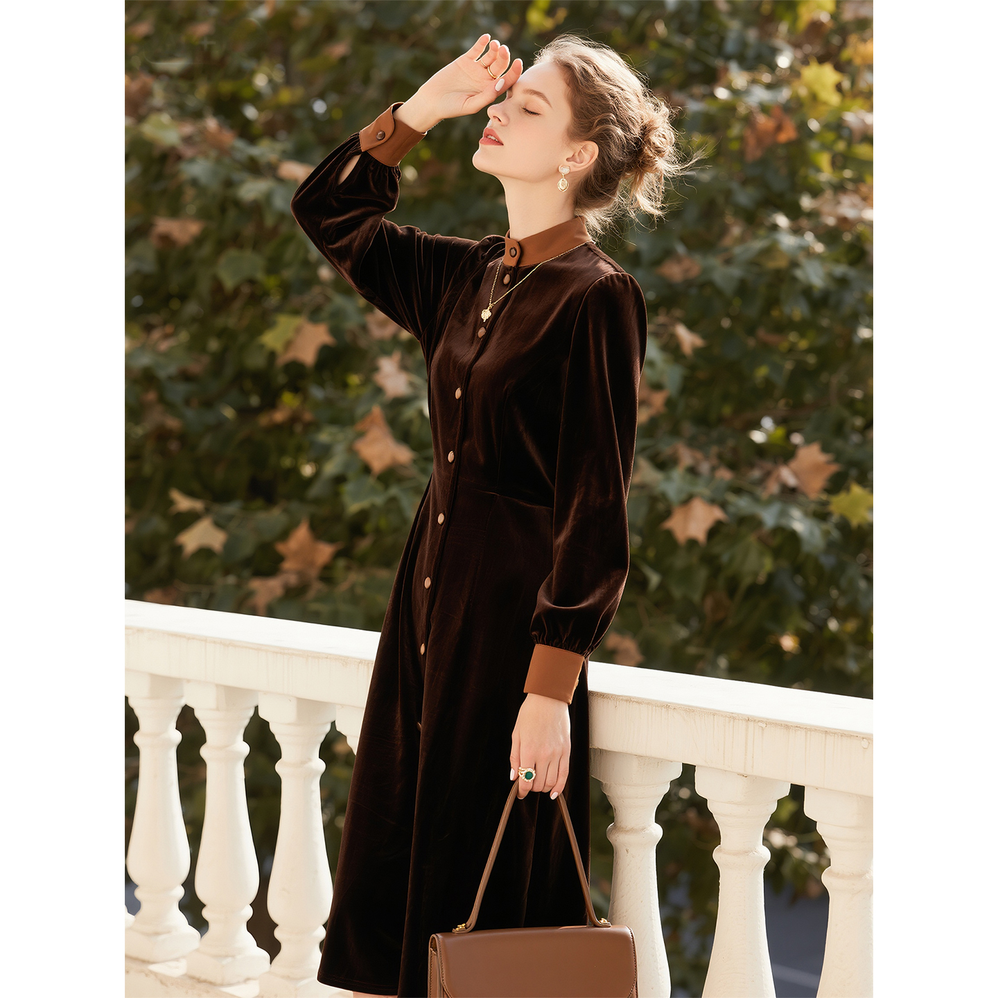 深棕色立领丝绒连衣裙女2025年