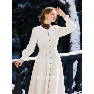 白色长袖灯芯绒连衣裙女2025秋冬