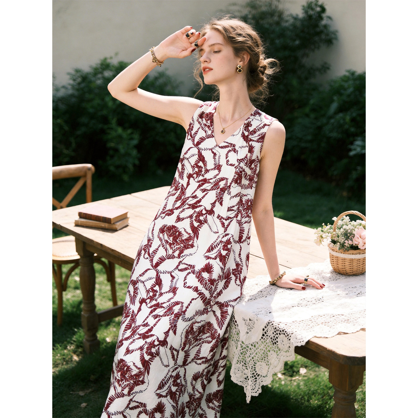 白底红花无袖连衣裙女2026夏季新款温柔大方轻奢高级气质显瘦裙子