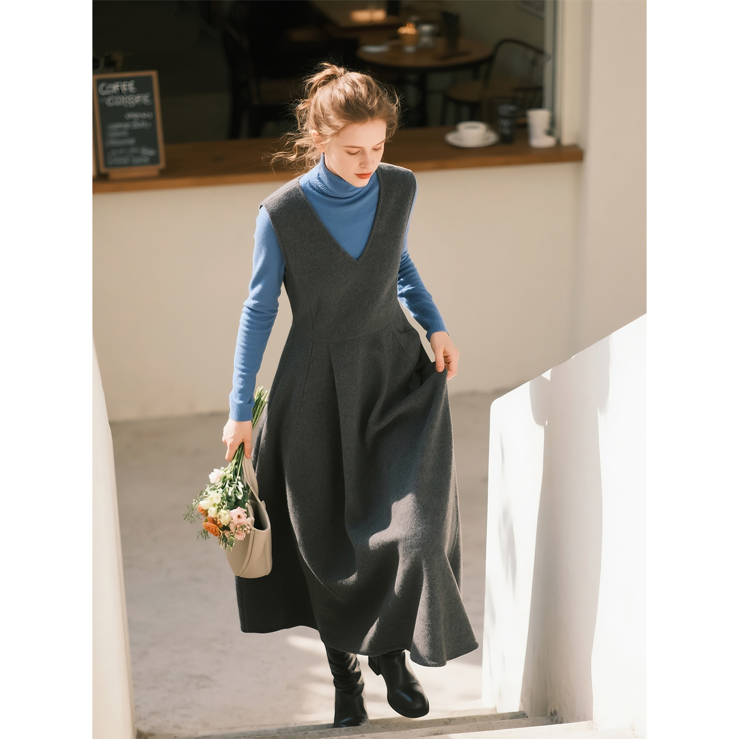 深灰色毛呢V领无袖连衣裙女2025