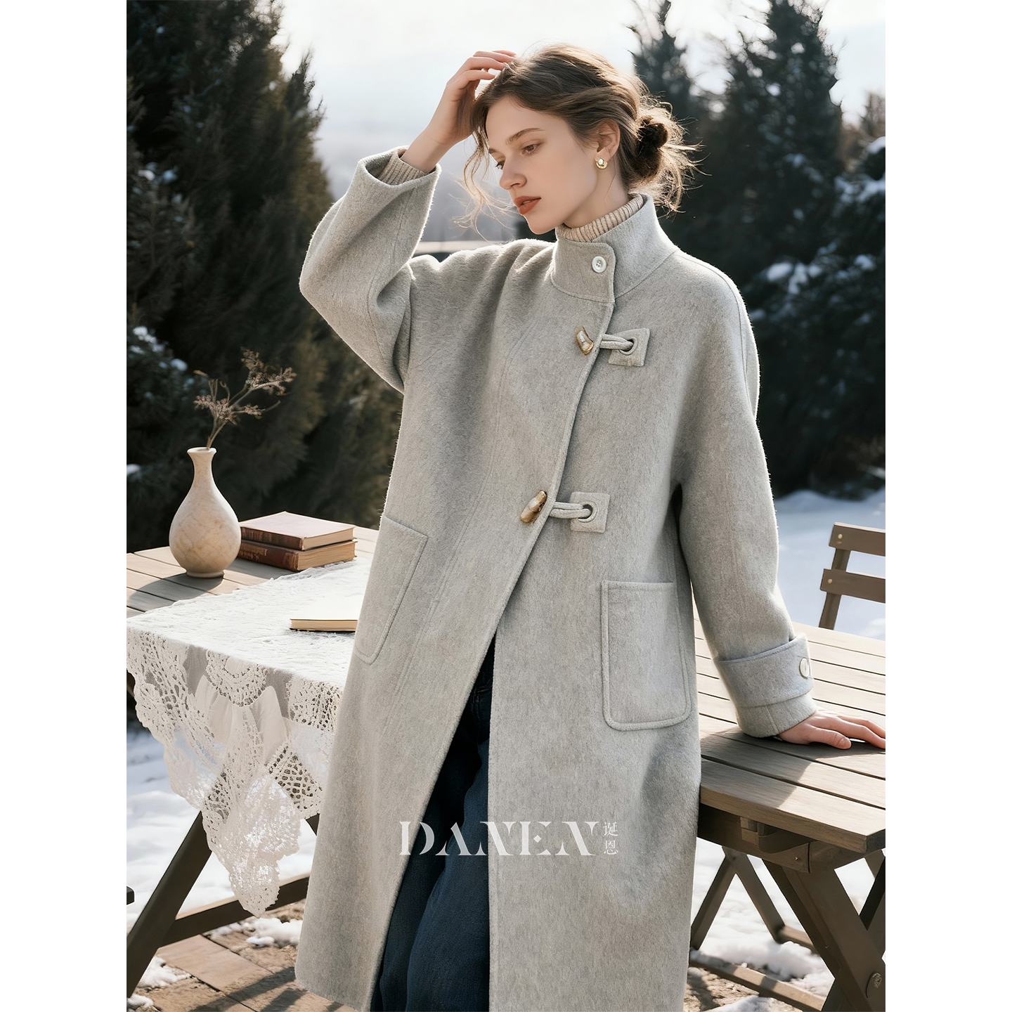 米色立领牛角扣羊毛大衣女2025