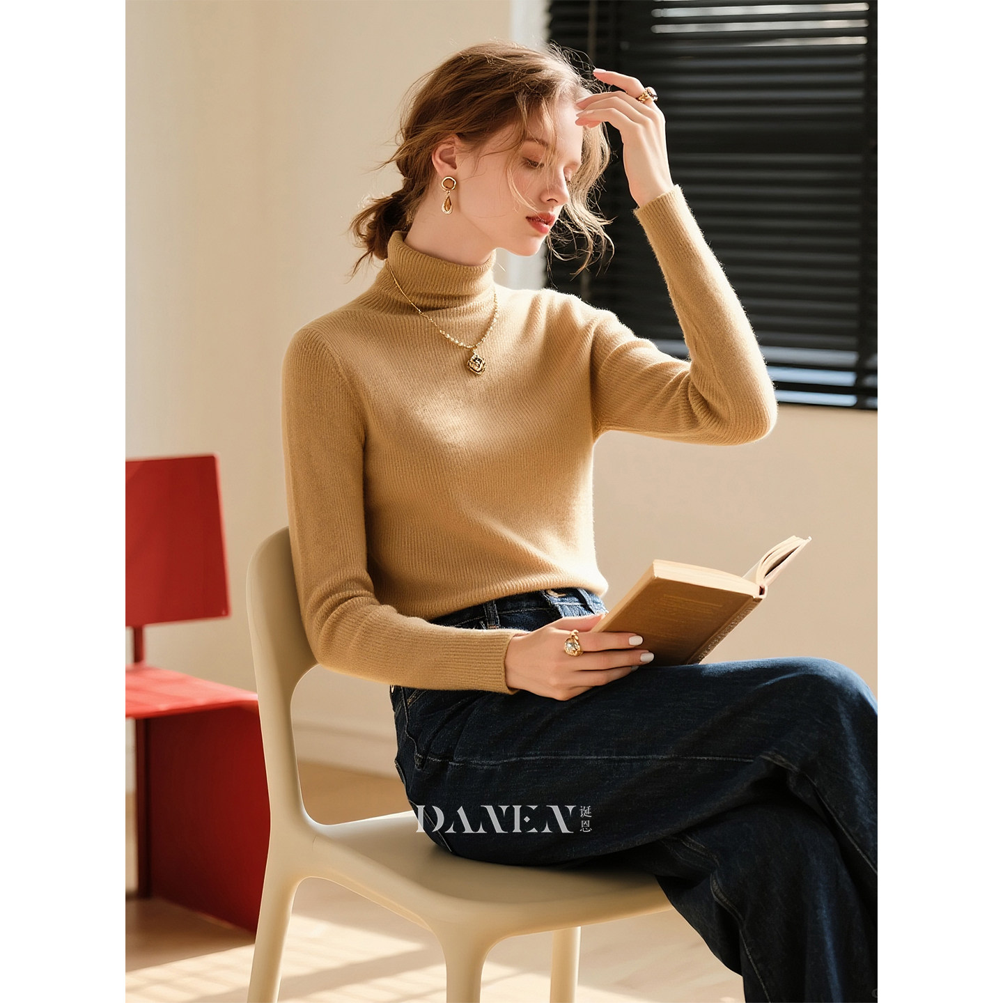 卡其色极简风高领羊毛针织衫女