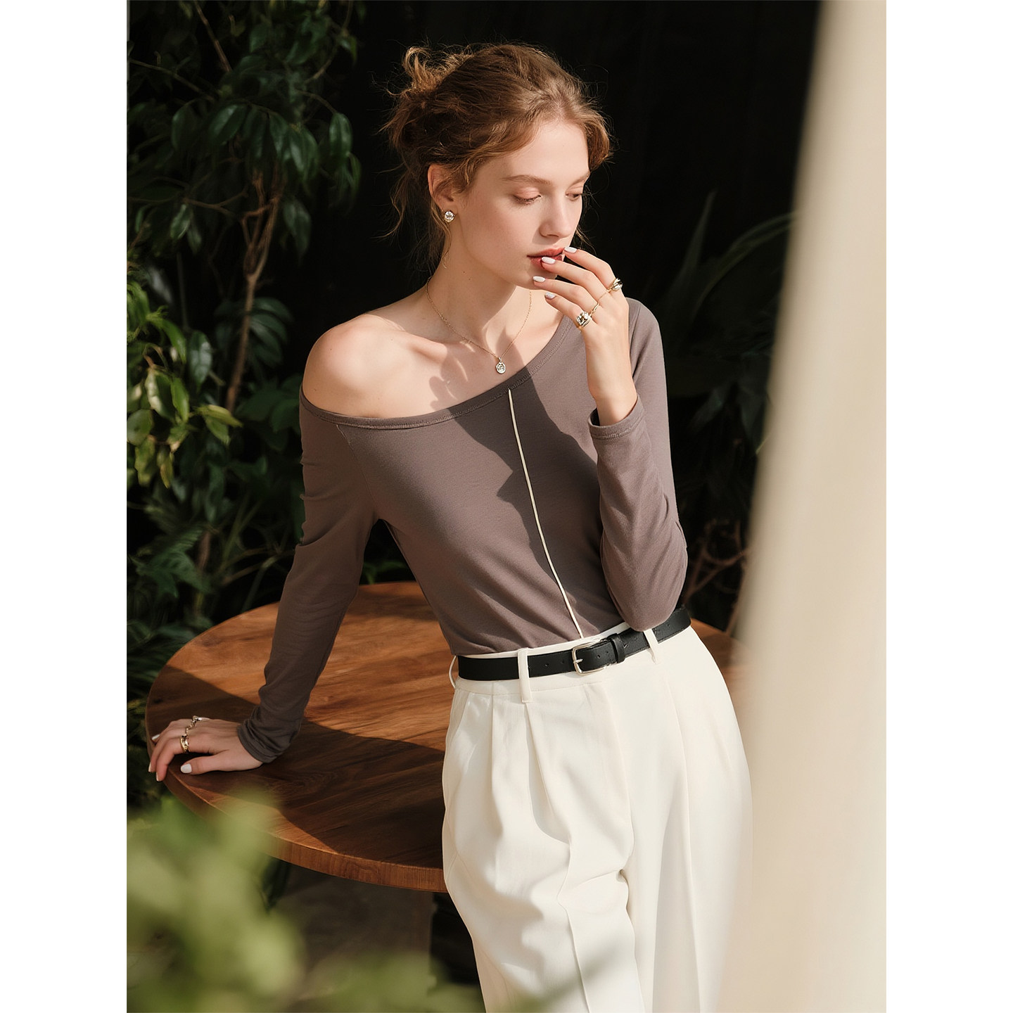 灰咖色法式一字肩露肩长袖T恤女2026年春季新款显瘦修身气质上衣,女装/女士精品,T恤,淘宝优惠券,粉丝福利购,淘宝优惠卷