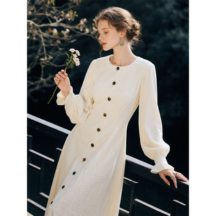 米白灯芯绒连衣裙女2026年秋冬新款法式优雅风纽扣装饰女神范裙子