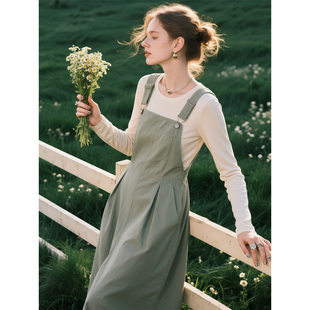 豆绿色背带连衣裙女2026年春季新款慵懒风宽松显瘦通勤百搭长裙子