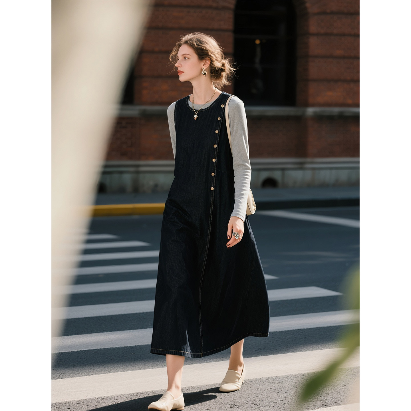 灰黑色牛仔连衣裙女2026年春季新款轻奢风气质通勤百搭叠穿背心裙