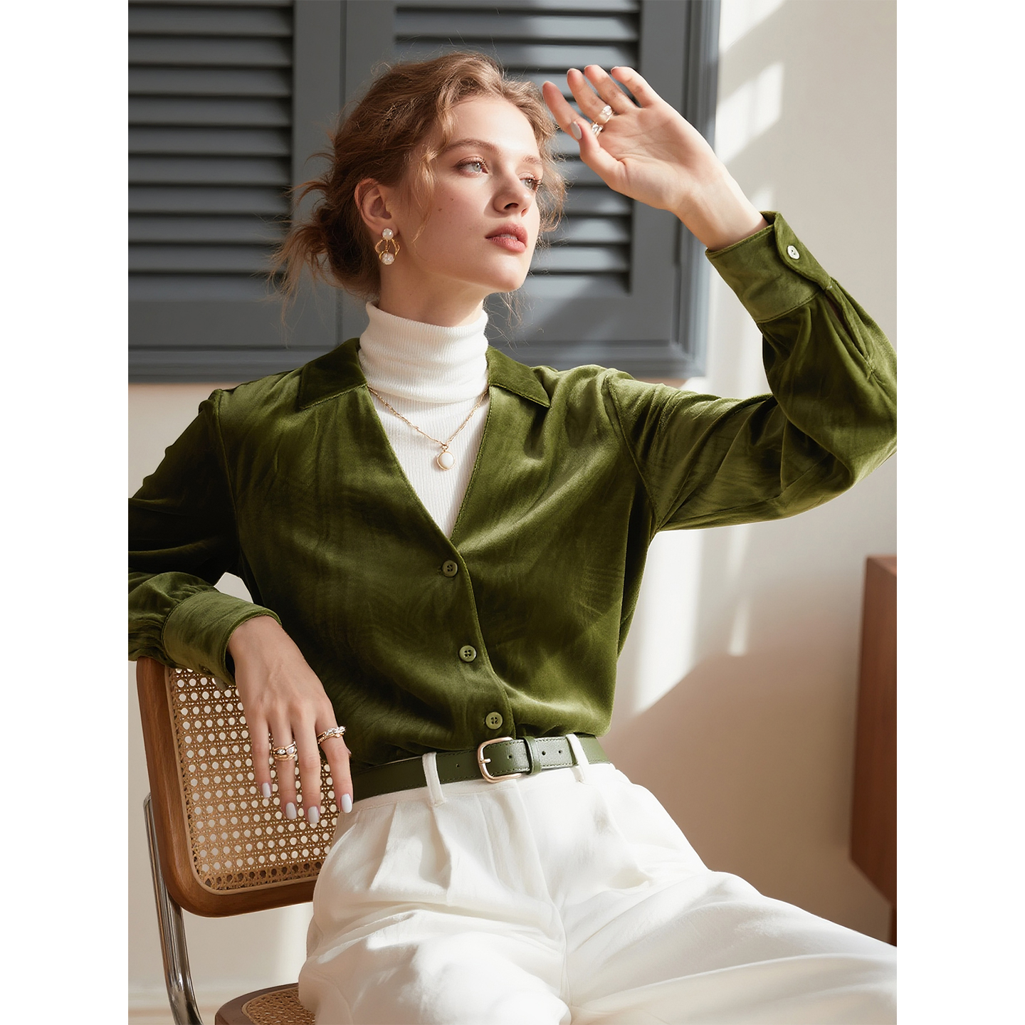 橄榄绿丝绒V领衬衫女2025秋冬新款叠穿百搭衬衣特别的长袖上衣