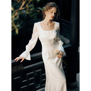 法式白色缎面方领长袖连衣裙女2026年春季新款喇叭袖收腰高级感裙
