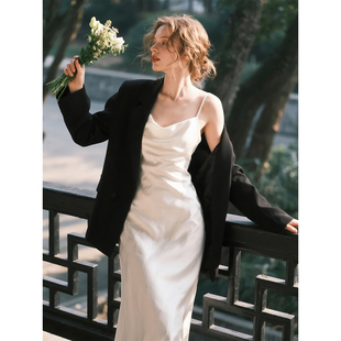 法式白色缎面吊带连衣裙女2026年春季新款收腰轻奢高级感气质长裙