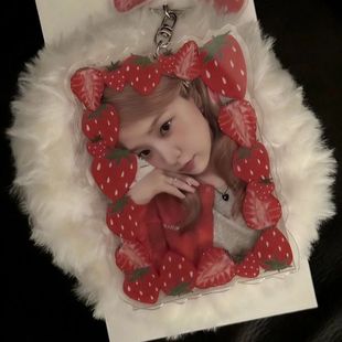 新款草莓卡套亚克力谷美无属性追星三寸小卡拍立得照片收纳框摆件