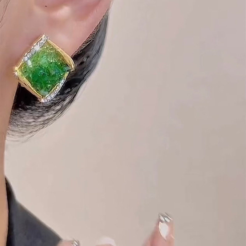 撤柜绿色碎水晶几何耳环女小众设计感黑色方形耳扣新款猫眼石耳饰