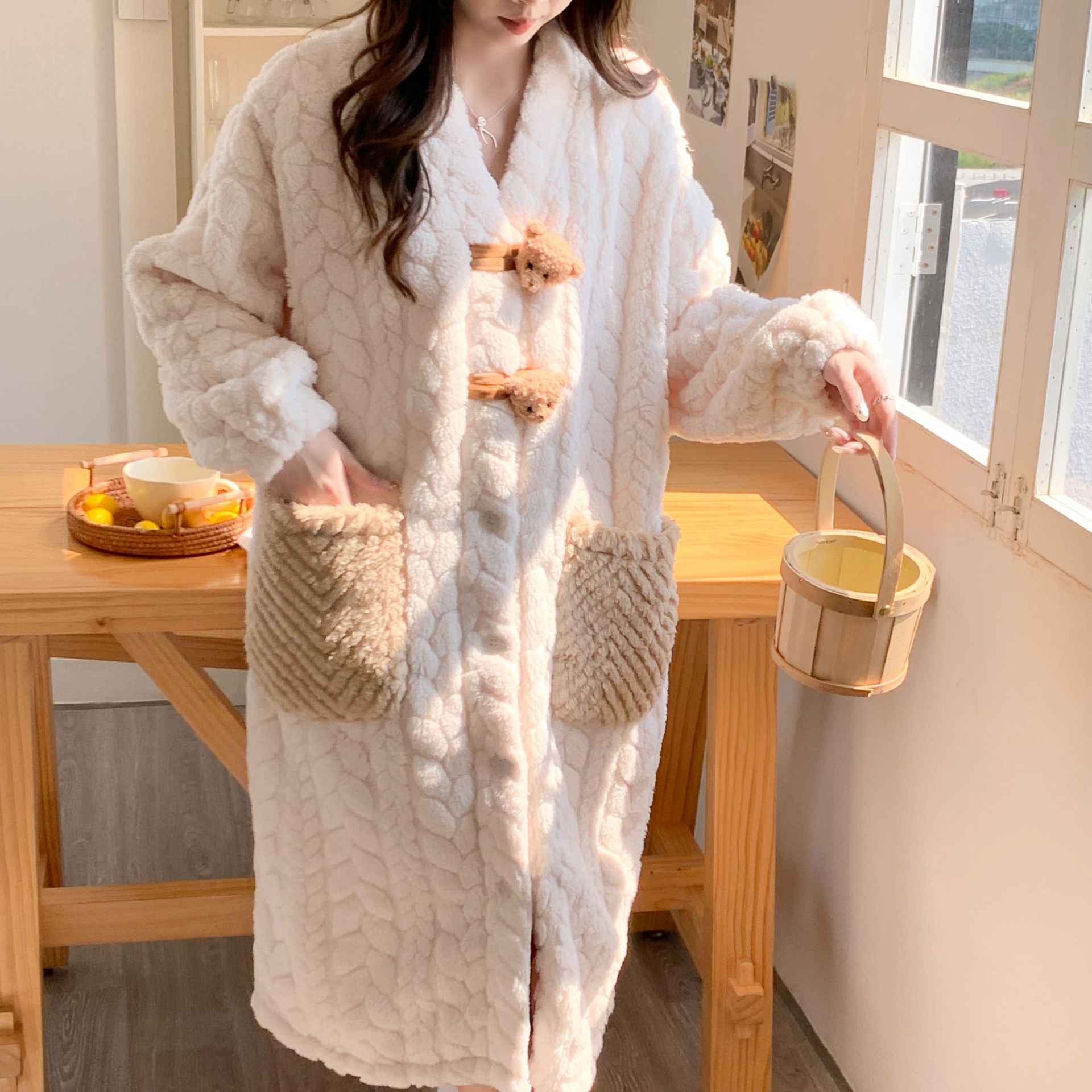 今年新品冬法兰绒加厚保暖孕妇待产哺乳开衫喂奶睡裙大码外穿连衣