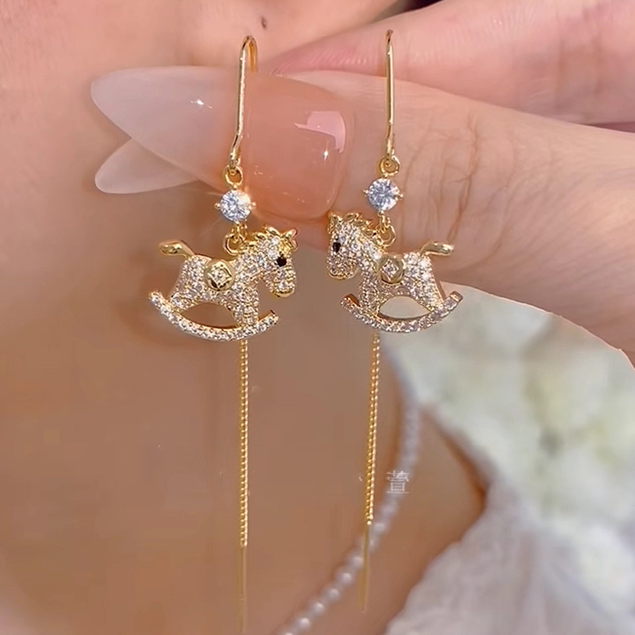 撤柜马年本命年生肖耳环气质超闪微镶满钻摇摇马流苏耳线新年新款