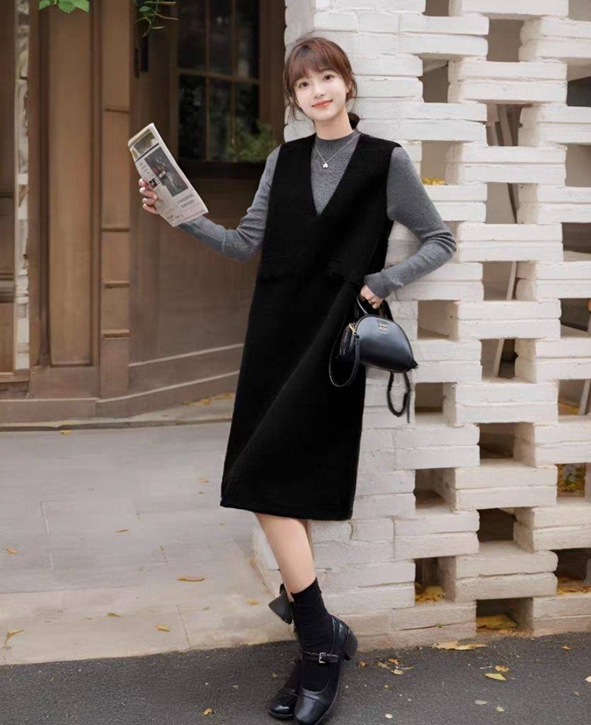 2025秋冬新款V领黑色背心裙子中长款大码直筒宽松无袖外穿连衣裙