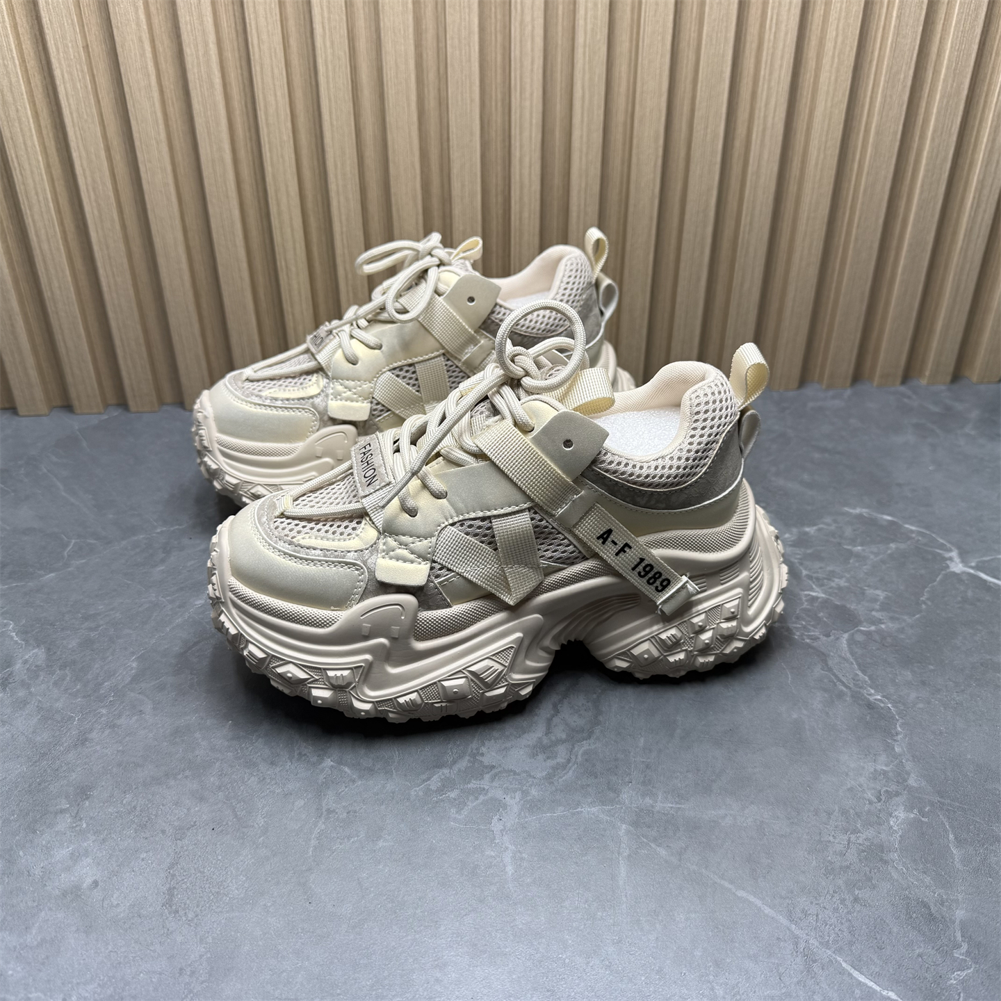 品牌撤柜断码2025春秋季新款时尚休闲鞋透气老爹鞋厚底网面运动鞋