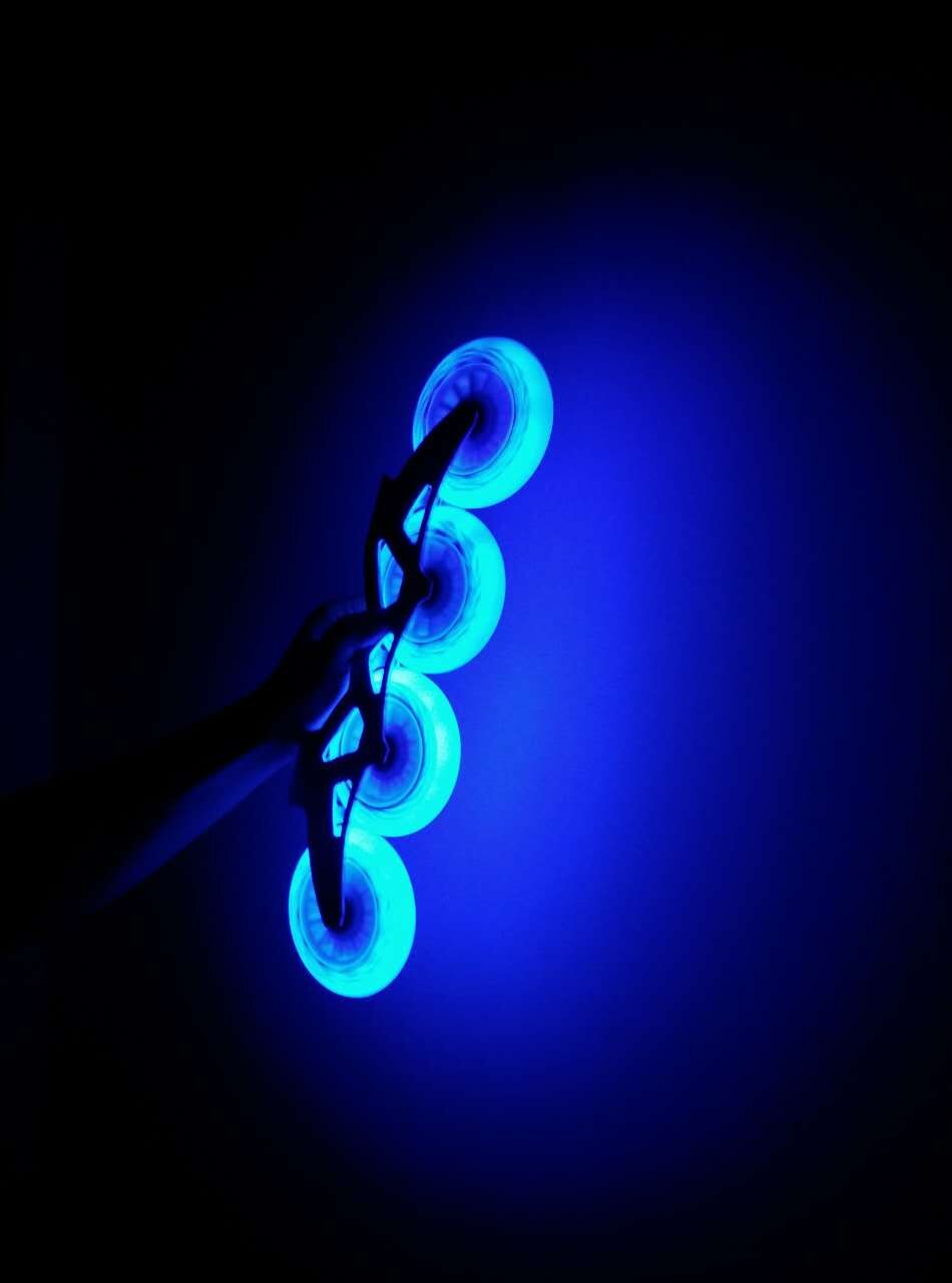 发光轮竞速轮滑鞋速滑闪光大饼轮子90mm100mm110mm125mm高弹耐磨