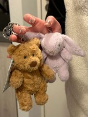 英国jELLYCAT草莓巴塞罗熊手袋挂饰钥匙扣挂件玩偶毛绒泰迪熊礼物