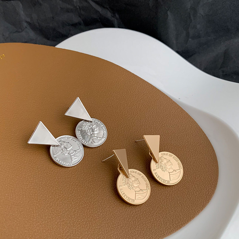 s925银针复古风简约金属三角形硬币头像气质网红个性耳环耳钉女