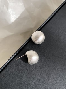 925银针金属拉丝圆形小豆豆耳钉气质高级感冷淡风秋冬耳环短款 女