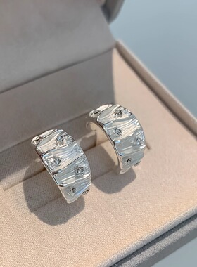 S925银针法式轻奢温柔白色褶皱镶钻金属冷淡风半圆C圈耳环耳钉女