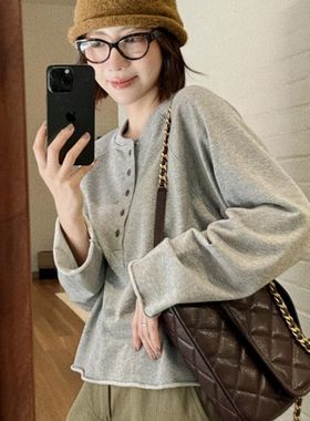 灰色卷边半纽扣设计感长袖T恤女2026新款秋季韩系穿搭慵懒风上衣