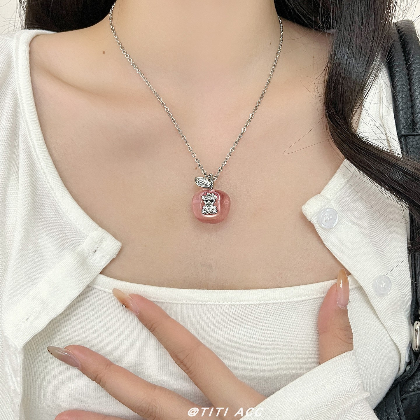 精致可爱粉色小熊苹果吊坠项链女小众设计轻奢时尚百搭锁骨链颈链