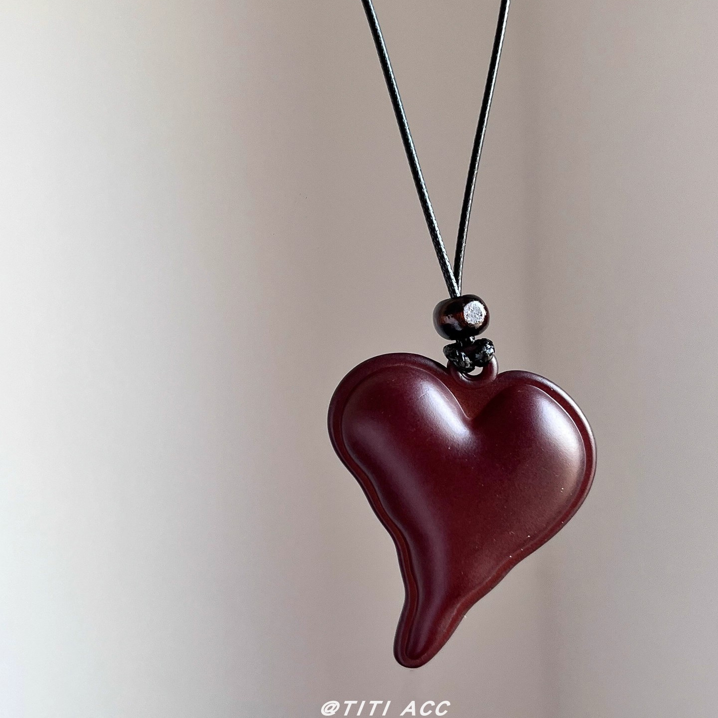 新中式爱心吊坠皮绳项链2025新款秋冬时尚简约通勤百搭毛衣链颈饰