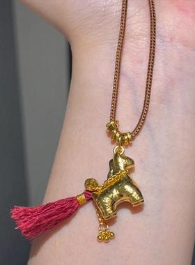 马上有钱~沙金小马红流苏项链