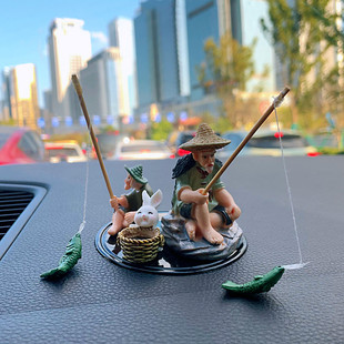 可爱钓鱼翁摆件车载模型手办袖珍迷你渔具垂钓汽车内中控饰品摆件