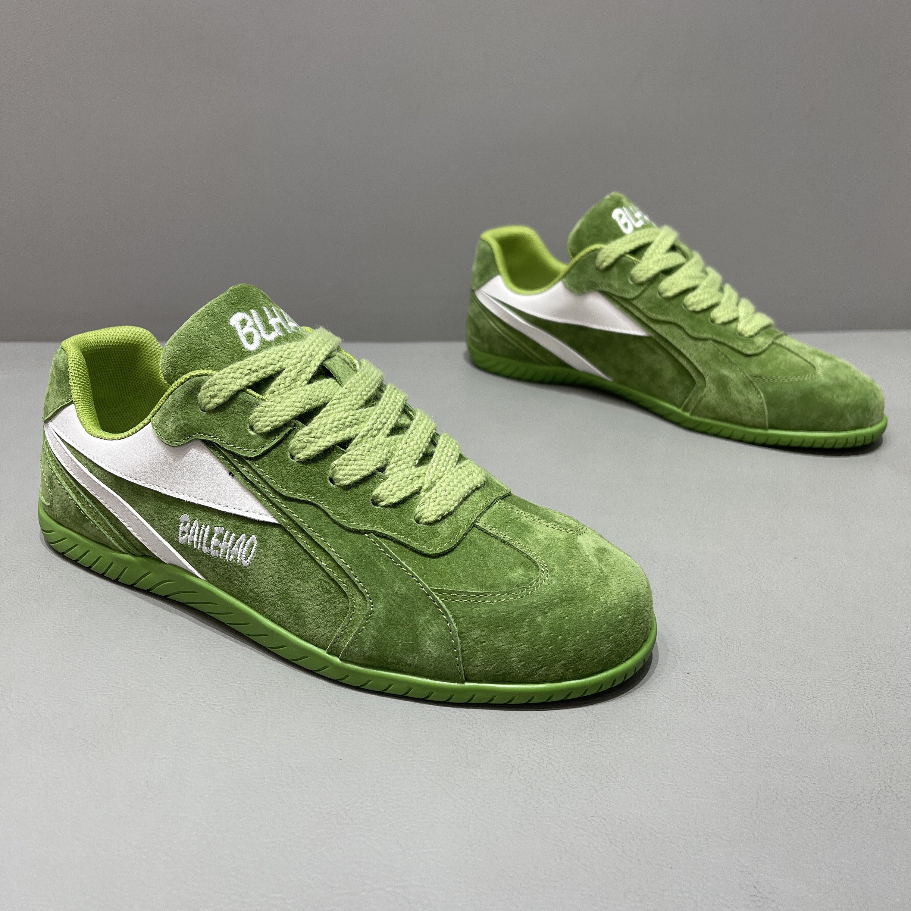 男士磨砂真皮低帮慢跑鞋2026春季新款超酷设计板鞋轻便透气德训鞋