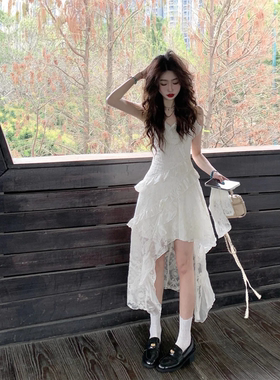 白色吊带连衣裙女2026夏季新款氛围感海边度假风显瘦蕾丝小白裙