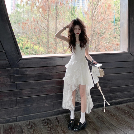 白色吊带连衣裙女2026夏季新款氛围感海边度假风显瘦蕾丝小白裙