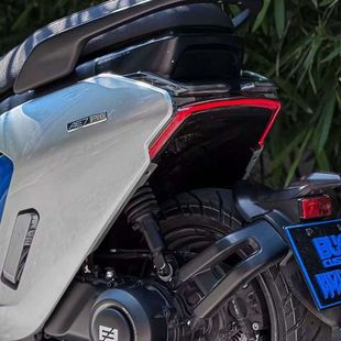 适用适用2025春风ZEEHO极核AE7PRO 配件加长后扶手货架后尾架 改装