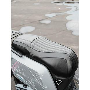 适用2024小牛电动车NXT一体坐垫加后加宽海盗船防水驼峰座包改装