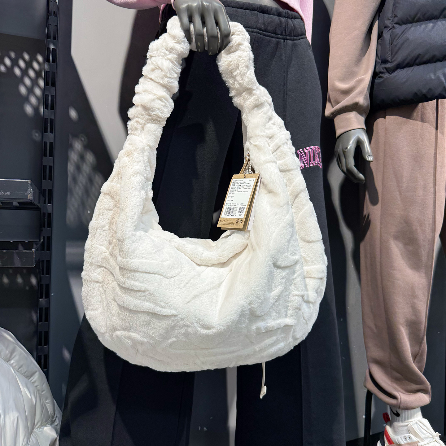 耐克Nike正品白色毛绒斜挎包日常休闲单肩手提手机包女HQ7515