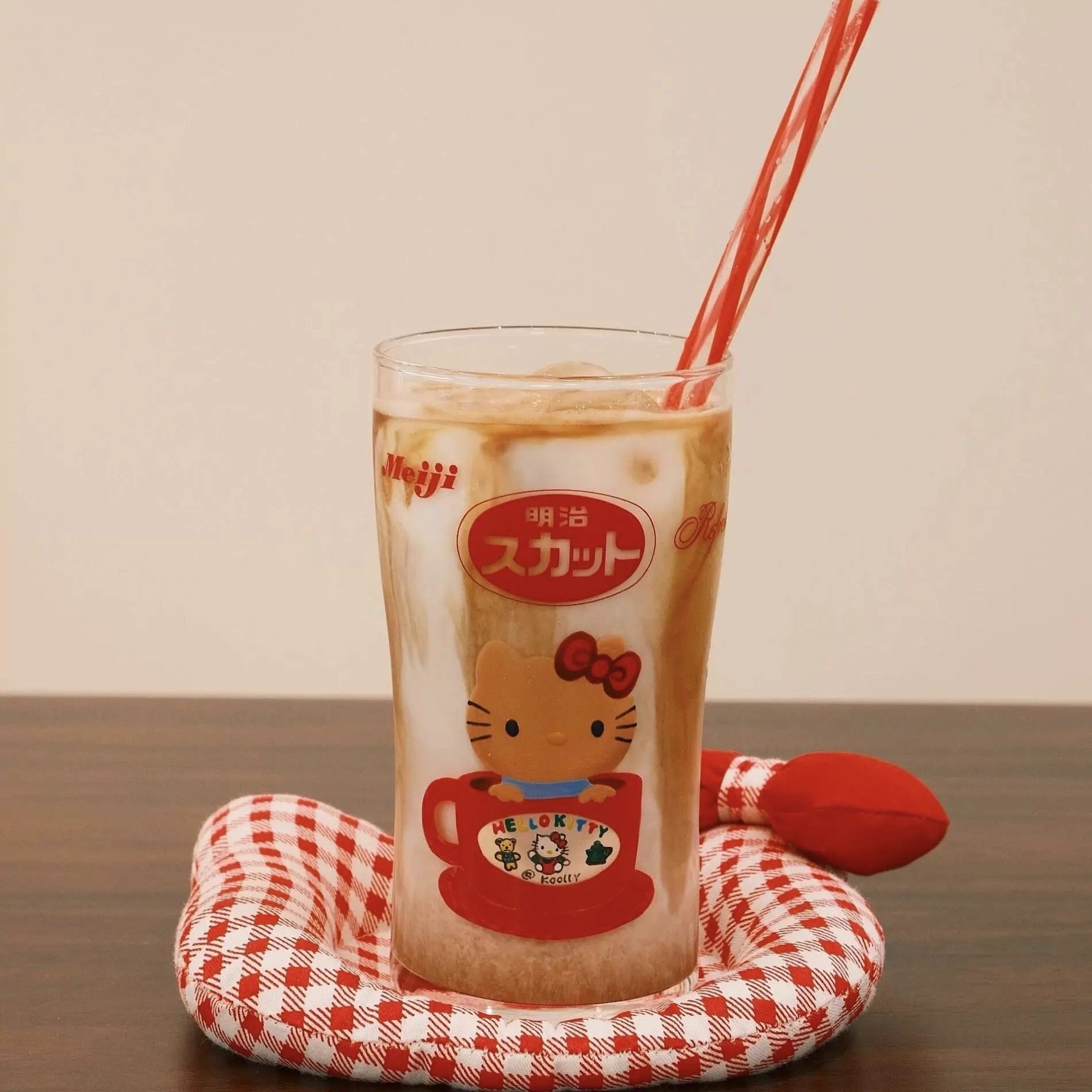 日本明治牛奶可爱杯子里的黑皮H玻璃杯
