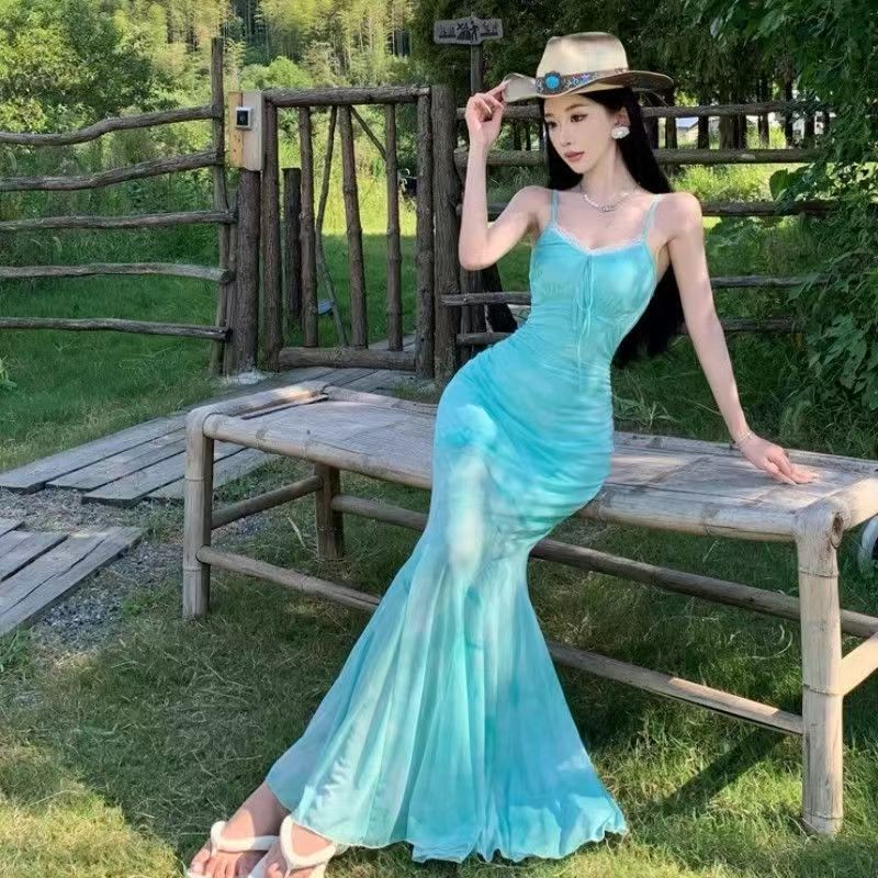 蕾丝拼接吊带连衣裙女夏季度假风修身鱼尾裙收腰网纱裙子包臀长裙