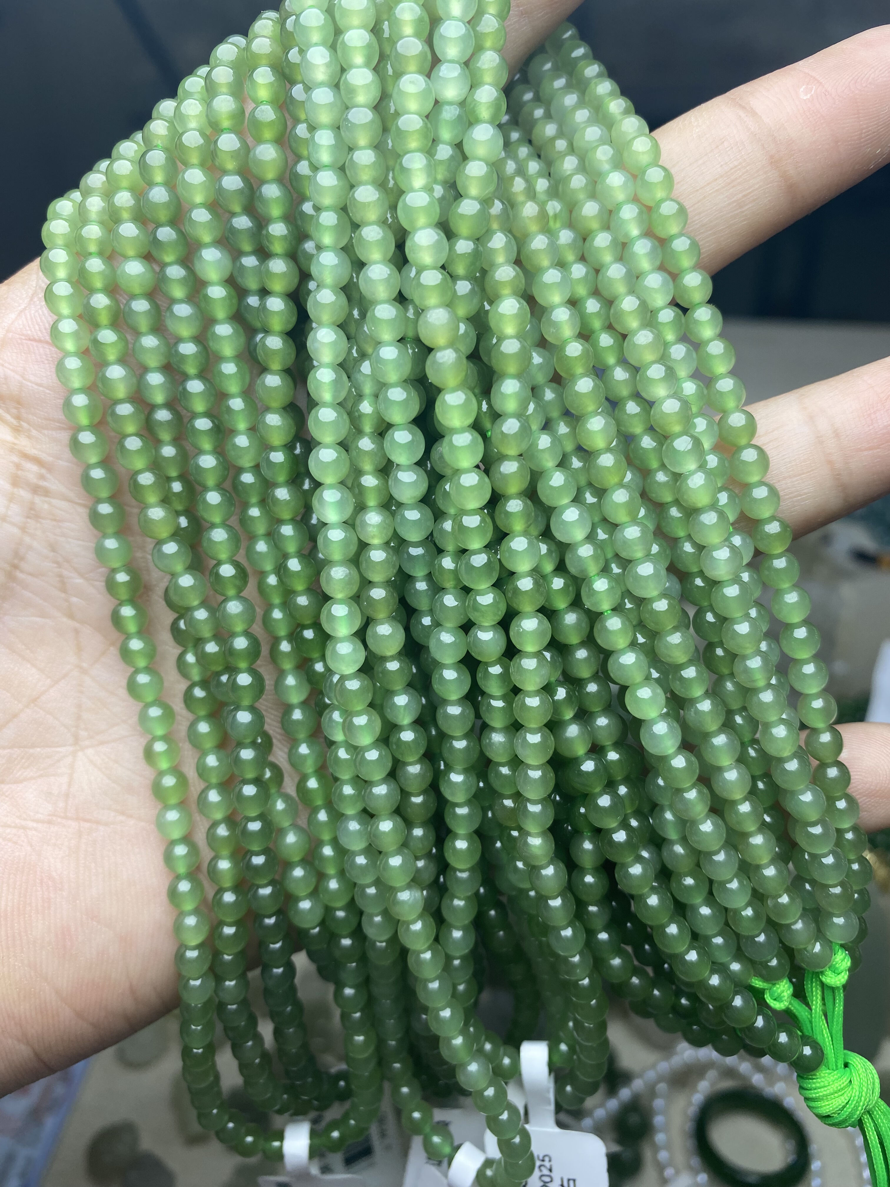 天然和田玉碧玉链子辣绿果绿色多圈长串4mm珠子