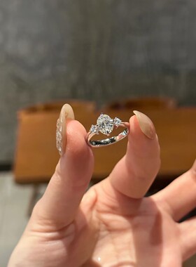 新款法式悬浮鸽子蛋戒指女中古风清冷感椭圆爆闪大钻戒指环可调节